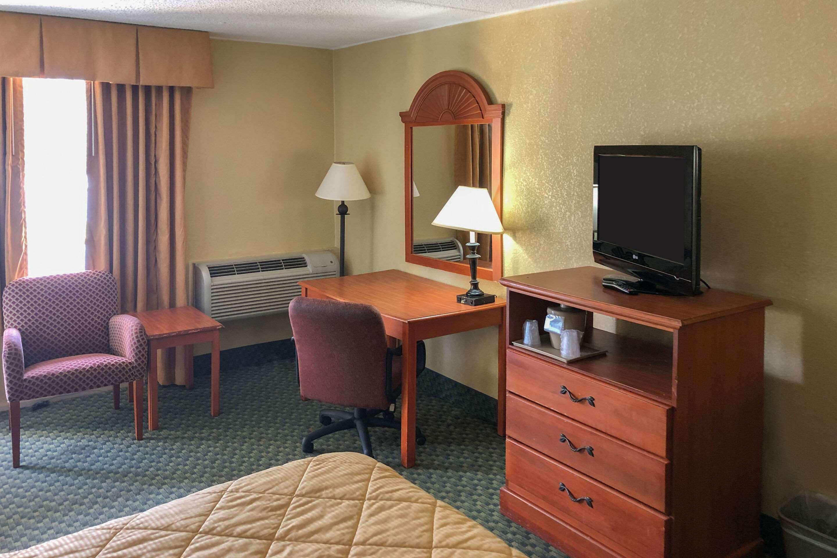 Rodeway Inn Joint Base Andrews Area Кэмп Спрингс Экстерьер фото