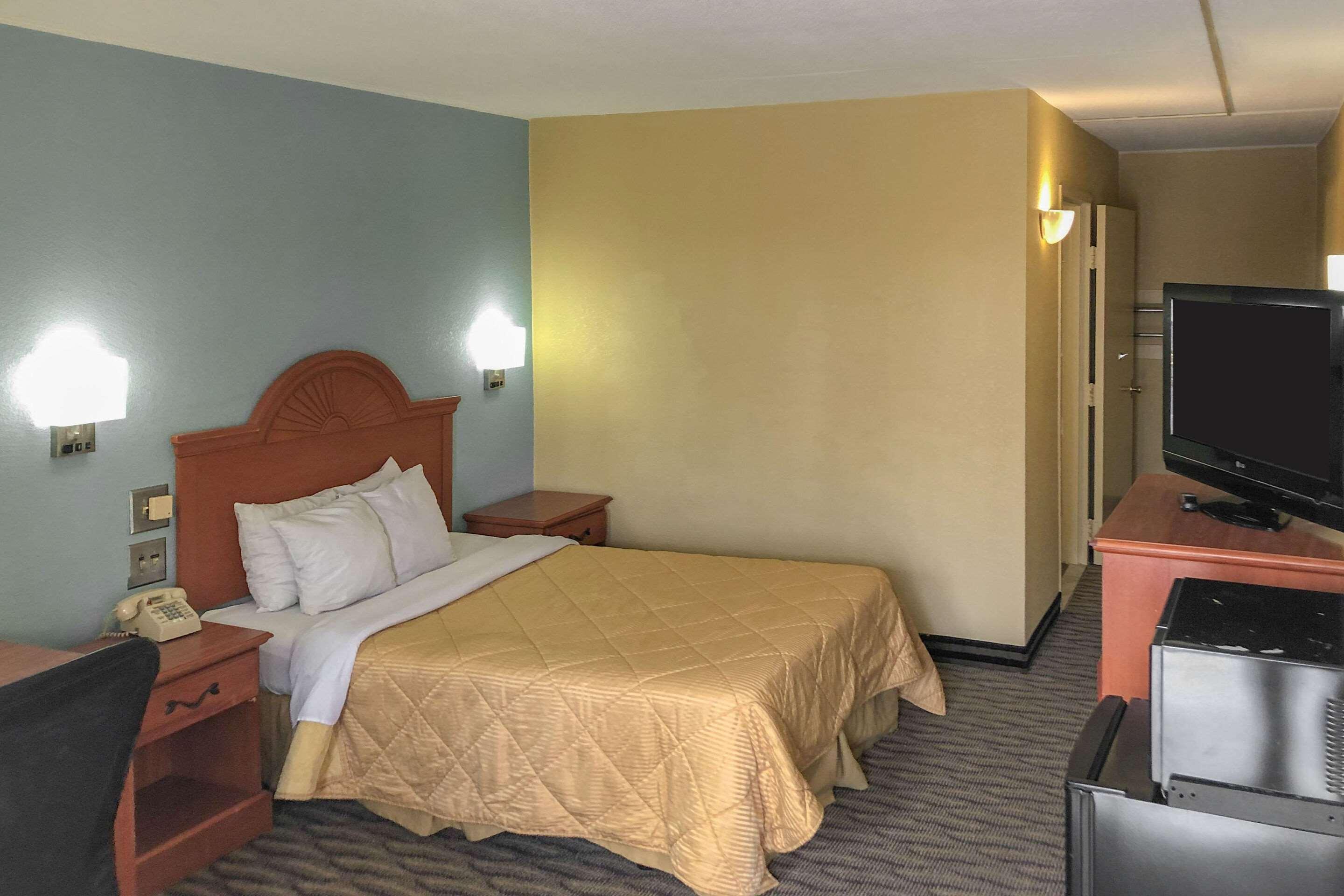 Rodeway Inn Joint Base Andrews Area Кэмп Спрингс Экстерьер фото